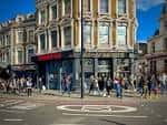 Fachada del edificio que alberga The Underworld en la calle de Camden Town