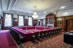 Sala privada de cenas con mesa larga y decoración clásica