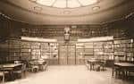 Sala circular histórica de lectura con libros y mesas antiguas