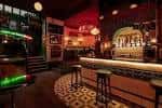 Interior del Boston Bar con barra de madera y decoración cálida