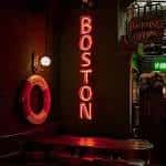Detalle del letrero luminoso 'BOSTON' en el interior del bar