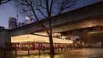Fachada nocturna del BFI Southbank desde el río Támesis, mostrando su arquitectura brutalista iluminada