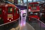 Interior del museo mostrando un tren rojo y un autobús de doble piso