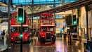 Vista amplia del interior del museo con autobuses rojos y semáforos decorativos