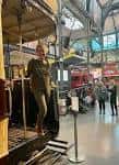 Exhibición de tranvía histórico con maniquíes en el interior del museo