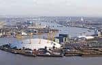 Vista aérea del Millennium Dome en Londres con el río Támesis al fondo