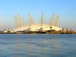 Fachada exterior del Millennium Dome desde la orilla del río