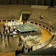 Vista interior del Pabellón Pancho Camurria con pista de deportes y gradas