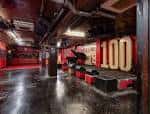 Interior del club con escenario y decoración roja