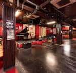 Vista interior del local con piano y paredes decoradas