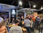 Interior con ambiente festivo y personas reunidas en Oxford Axe Throwing