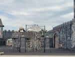 Vista exterior del Nightmare on 13th Haunted House con su fachada de castillo y letrero principal