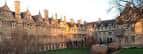 Fachada exterior de los edificios históricos de Merton College al atardecer