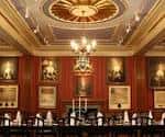 Sala elegante con decoración clásica y retratos en las paredes