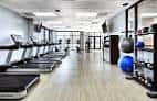 Gimnasio interior del hotel con equipamiento moderno