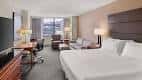 Habitación estándar del hotel con cama king-size y zona de trabajo