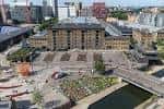 Vista aérea del campus de Central Saint Martins con plaza y canal adyacente