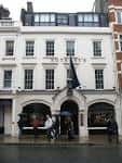Fachada principal de Sotheby's en Nueva Bond Street con letrero visible y entrada arqueada