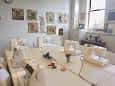 Interior del taller de Artisan Stitch con máquinas de coser y mesas de trabajo