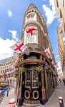 Exterior del pub The Cockpit en Blackfriars con banderas de San Jorge