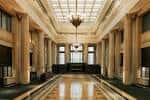 Vista panorámica del interior del Banking Hall con columnas clásicas y techo de cristal