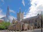 Vista exterior de la catedral con The Shard al fondo en un día soleado