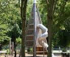Área de juegos infantiles con tobogán y estructuras de madera en Down Lane Park