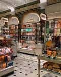 Interior del almacén Harrods mostrando secciones de productos gourmet y decoración clásica