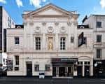 Vista frontal de la fachada del Harold Pinter Theatre en Londres