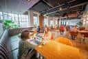 Interior del espacio de coworking con mesas y personas trabajando