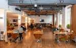 Sala de reuniones o evento en Antenna Nottingham con pantalla y presentador