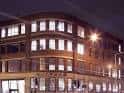 Fachada exterior del edificio de Antenna Nottingham por la noche