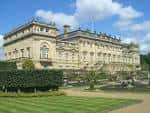 Vista exterior de Harewood House con jardines bien cuidados