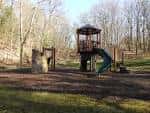 Área de juegos infantil con columpios y tobogán