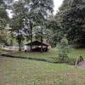 Pabellón cubierto en un área verde del parque