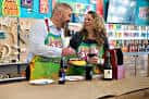 Pareja disfrutando de una experiencia de pintura y vino en Brush Crazy