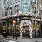Fachada exterior de Mr Fogg's Tavern en Londres con decoración navideña