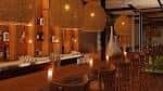 Interior del bar con iluminación cálida y decoración moderna