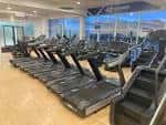 Gimnasio equipado con cintas de correr y escaleras mecánicas