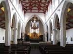 Interior de la iglesia St Matthew's con arquitectura gótica y altar central