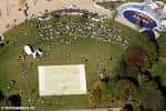 Vista aérea del evento en Devonshire Green con escenario y público