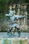 Estatua de Robin Hood en Nottingham con arco y flecha