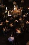 Vista aérea del interior del club con mesas iluminadas por velas y ambiente elegante