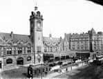 Fotografía histórica en blanco y negro de la estación Victoria de Nottingham con su torre del reloj característica