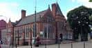 Fachada histórica de la biblioteca en ladrillo rojo con arquitectura victoriana