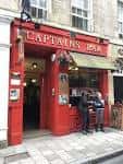 Fachada exterior del Captain's Bar con su distintivo color rojo y letrero