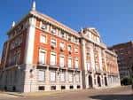 Fachada principal del edificio de la AECID en Madrid con arquitectura clásica