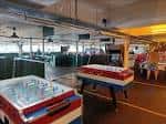 Sala de juegos en Peckham Levels con mesas de fútbol y ping pong