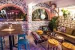Área interior decorada con murales y asientos acogedores en Peckham Levels