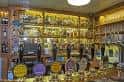 Interior histórico del bar con estanterías de botellas y grifos de cerveza